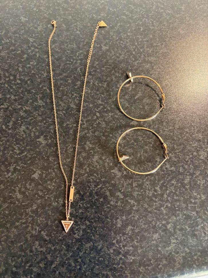 Guess Sieraden Set - Rose Kleur, Sieraden, Tassen en Uiterlijk, Kettingen, Zo goed als nieuw, Overige materialen, Roze, Met strass