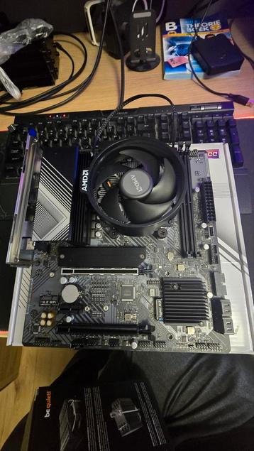 ASRock B650M-HDV/M.2 + Ryzen 5 8400f beschikbaar voor biedingen