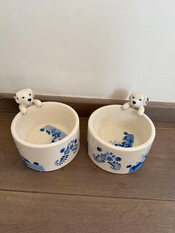 Honden voerbakken van porselein in Delfts blauw beschikbaar voor biedingen