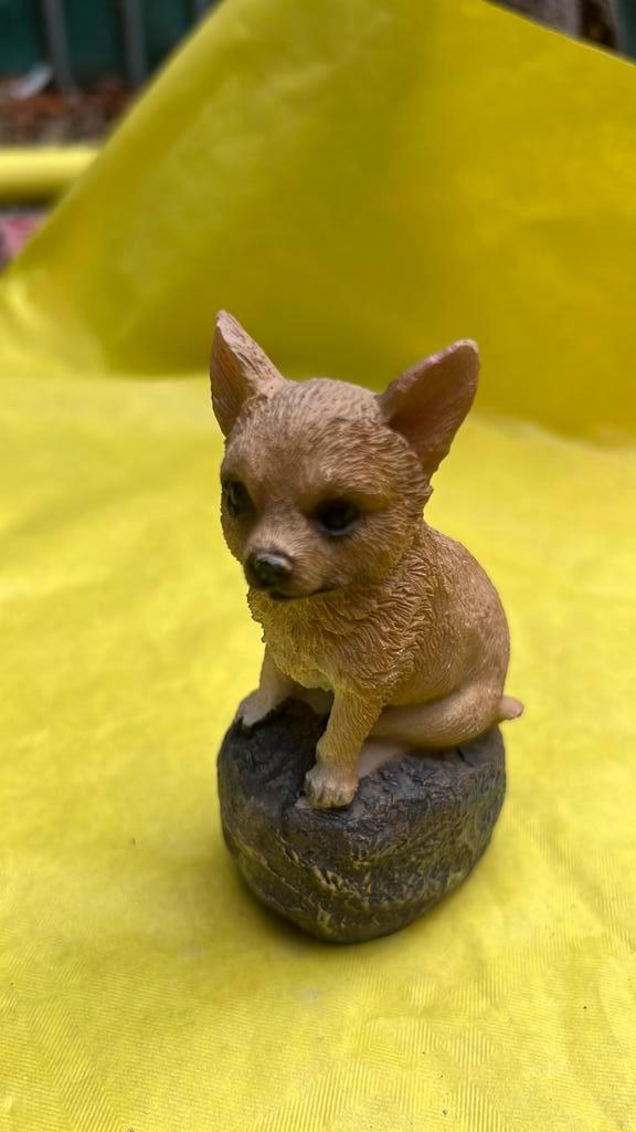 Vintage beeldje van Chihuahua hond op bal, Verzamelen, Beelden en Beeldjes, Zo goed als nieuw, Dier, Ophalen of Verzenden