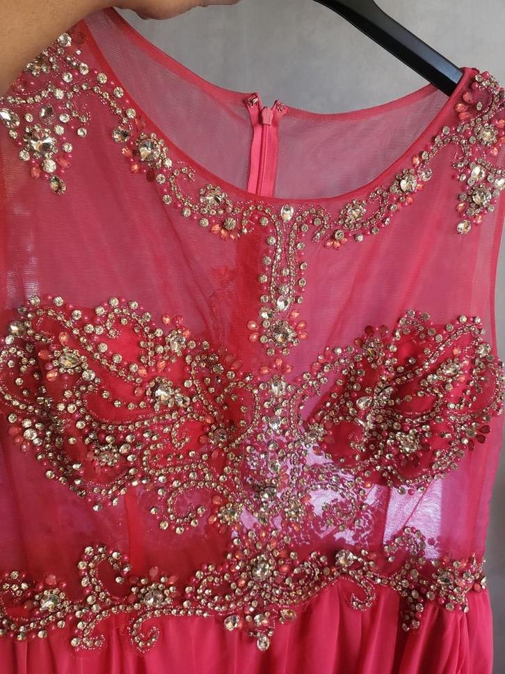 Roze avondjurk met steentjes - Maat 44, Kleding | Dames, Jurken, Zo goed als nieuw, Maat 42/44 (L), Roze, Onder de knie, Ophalen