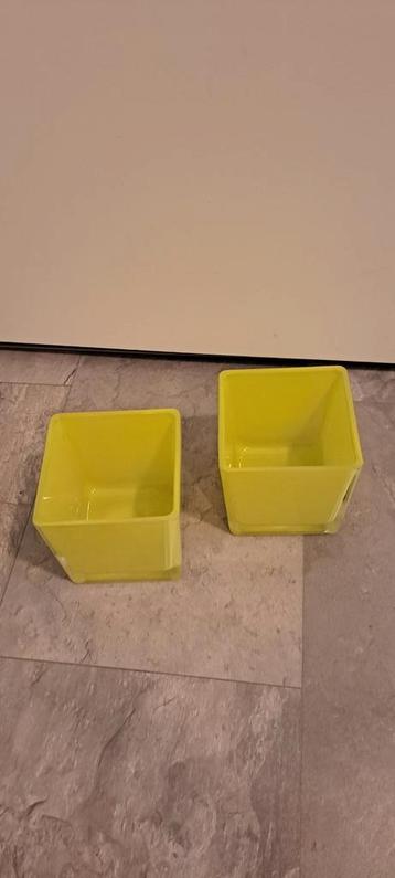 Set van twee sierpotten van glas in kubusvorm. beschikbaar voor biedingen