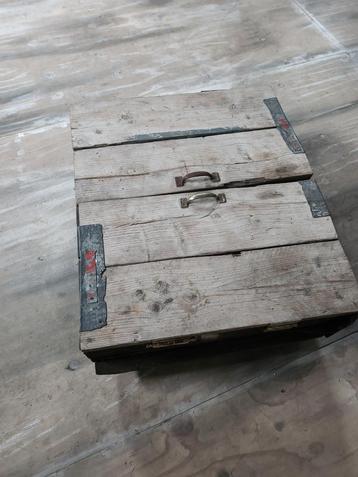 Salontafel, kist, oude la, wat opgepimpt beschikbaar voor biedingen