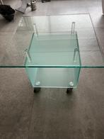 Te koop aangeboden: glazen kubus bijzettafel op wieltjes, Gebruikt, Vierkant, 55 tot 75 cm, Glas