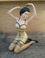 Beeld pin-up model zittend - retro, Verzamelen, Beelden en Beeldjes, Ophalen of Verzenden, Nieuw, Mens