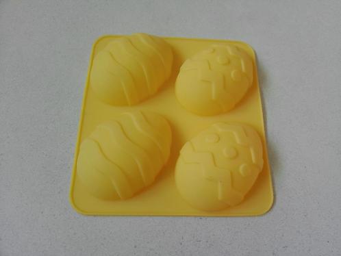 NIEUW 1 siliconen bakvorm 4 paaseieren geel, Hobby en Vrije tijd, Taarten en Cupcakes maken, Nieuw, Bakvorm, Taarten, Ophalen of Verzenden