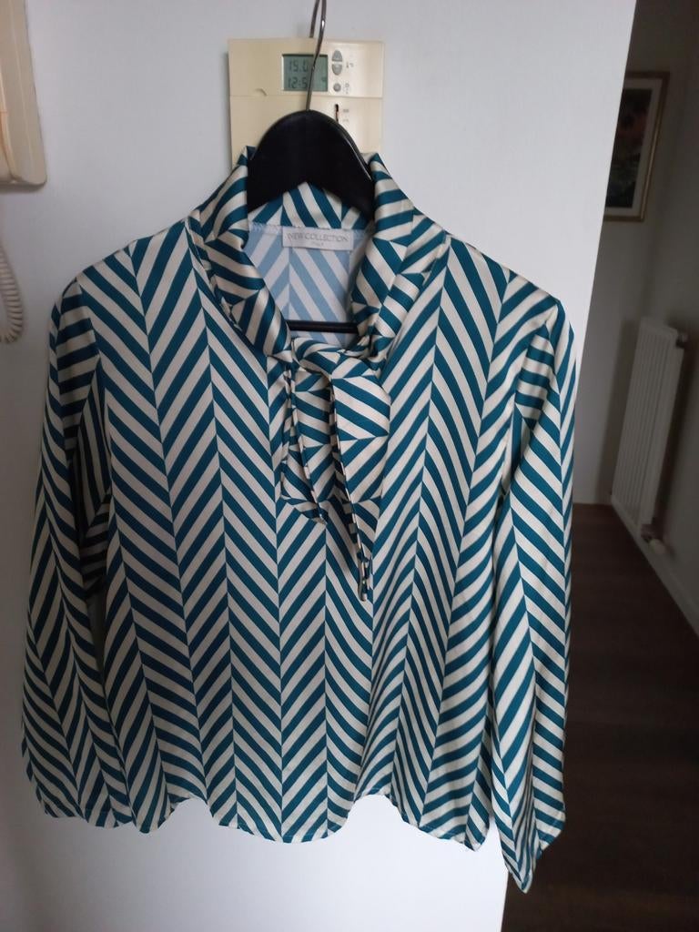Groene gestreepte blouse met sjaalkraag, Maat 38/40 (M), Ophalen of Verzenden, Zo goed als nieuw, New Collection