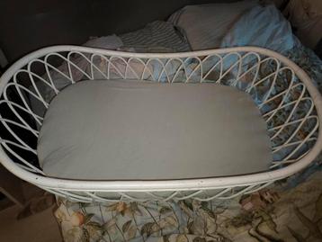 Vintage babywieg met dikke matras beschikbaar voor biedingen