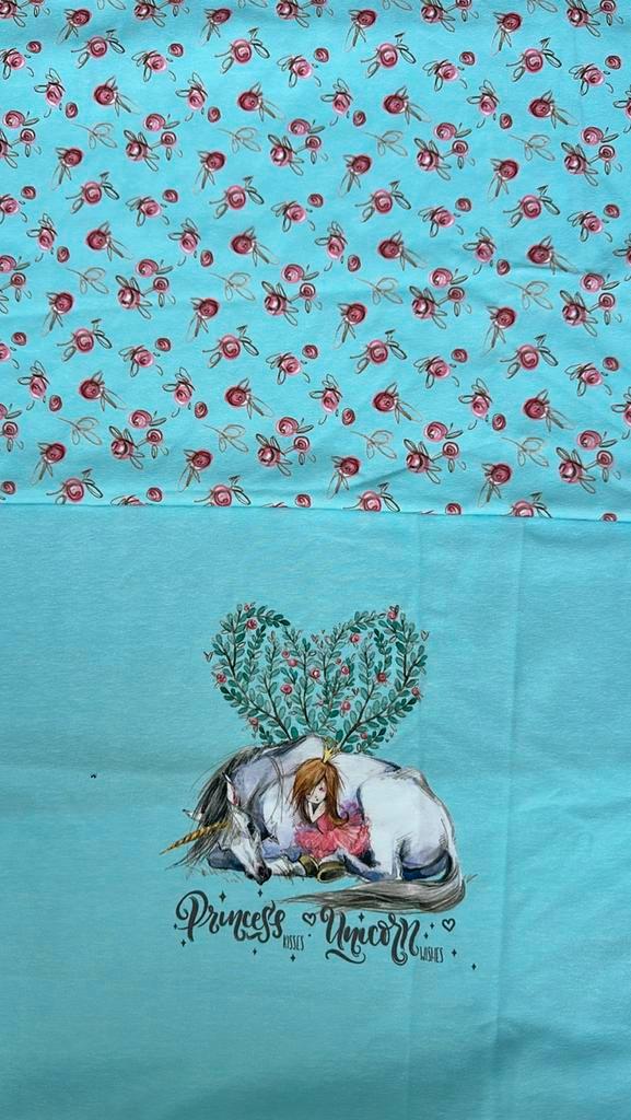 Princess unicorn and flowers.  2 lapjes, Hobby en Vrije tijd, Stoffen en Lappen, Zo goed als nieuw, Katoen, 120 cm of meer, 30 tot 200 cm
