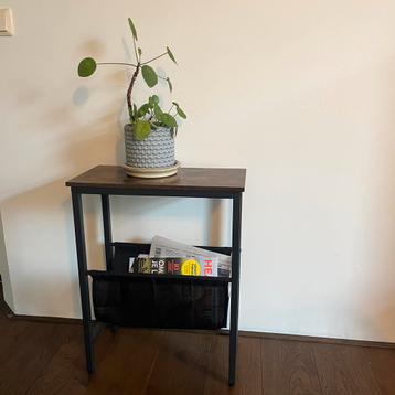 Side table met lectuurbak beschikbaar voor biedingen