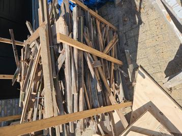 Gratis panlatten schoon en droog beschikbaar voor biedingen