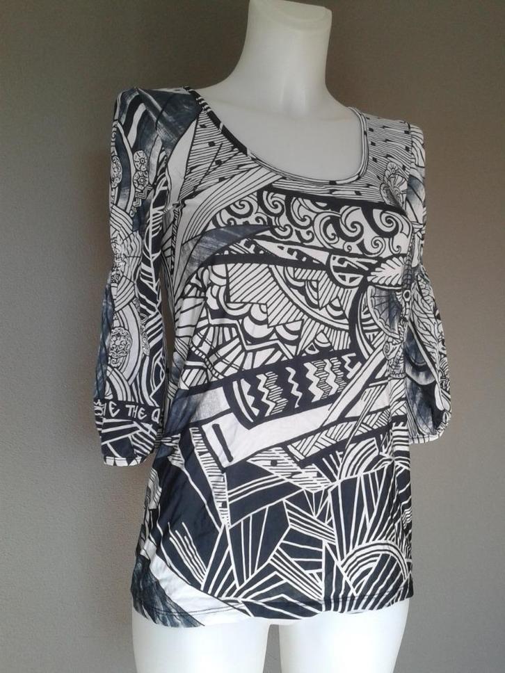 top Save the Queen - zwart/wit print - rimpel in mouw - M/L, Kleding | Dames, Tops, Zo goed als nieuw, Maat 38/40 (M), Zwart, Korte mouw