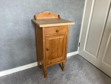 Antiek grenen nachtkastje beschikbaar voor biedingen