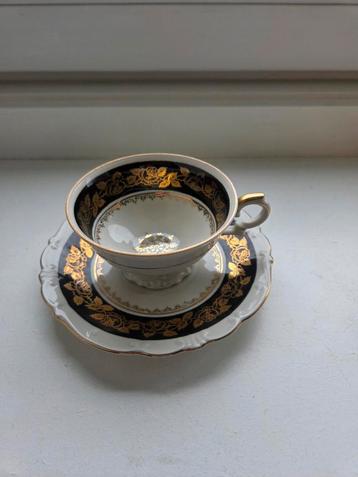 Vintage kop en schotel set beschikbaar voor biedingen