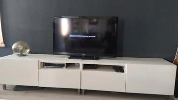 Twee witte Besta Ikea TV/ audio meubels