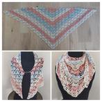 Mooie gehaakte omslagdoek lichtroze blauw en cremewit, Handgemaakt, Ophalen of Verzenden, Nieuw, Sjaal