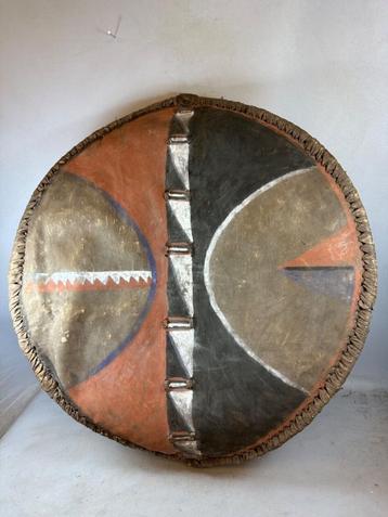 240940 Groot oud Afrikaans Maasai schild uit Tanzania beschikbaar voor biedingen
