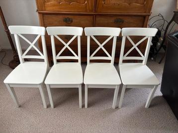 4 Mooie Witte Houten Eetkamerstoelen beschikbaar voor biedingen