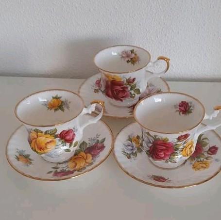 Vintage Royal Albert 3 Kop en Schotels, Antiek en Kunst, Antiek | Porselein, Ophalen of Verzenden