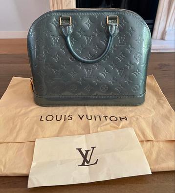 Louis Vuitton Alma MV Givre beschikbaar voor biedingen