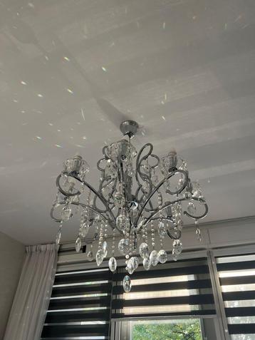 Elegante kroonluchter met kristallen beschikbaar voor biedingen