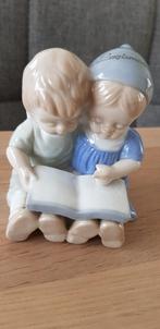 Lezend jongen en meisje beeldje , Ophalen of Verzenden, Zo goed als nieuw, Mens