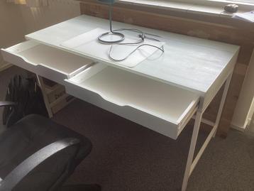 bureau met lades beschikbaar voor biedingen