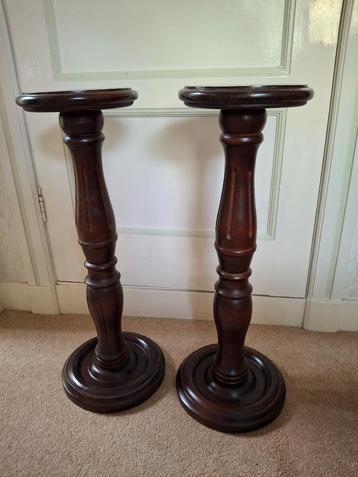 Twee oude hoge plantentafels/zuilen van noten/mahoniehout beschikbaar voor biedingen