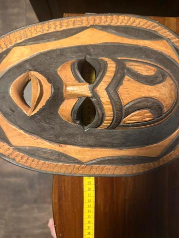 Handgesneden houten Afrikaans masker beschikbaar voor biedingen