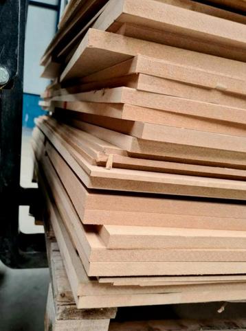 Grote partij MDF platen tot 18mm. beschikbaar voor biedingen