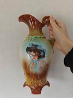 Antieke schenkkan met handvat - vrouw met hoed, Ophalen of Verzenden