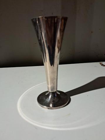 Vintage Zilverkleurige Vaas beschikbaar voor biedingen