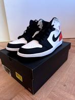 Air Jordan 1 MID SE maat 46 White/track RED-Black-IGLO, Nieuw, Ophalen of Verzenden, Sneakers of Gympen, Zwart