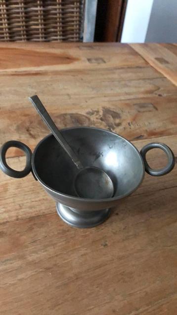 Oude  pap kom en lepel beschikbaar voor biedingen