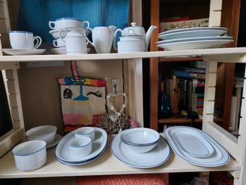 18 delig WIT met BLAUW randje  beschikbaar voor biedingen