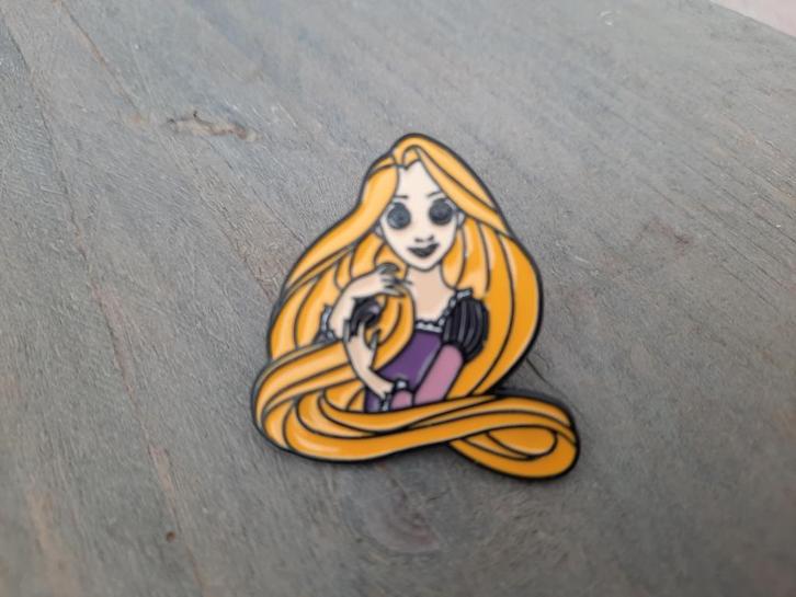 1 mooie pin van Rapunzel te koop, Verzamelen, Speldjes, Pins en Buttons, Nieuw, Speldje of Pin, Overige onderwerpen, Ophalen of Verzenden