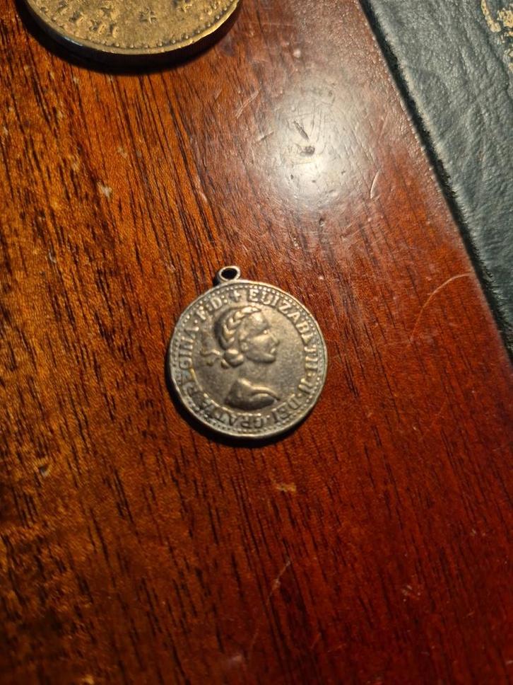 Vintage Half Penny 1961 Munt Hanger - Koningin Elizabeth, Antiek en Kunst, Antiek | Overige Antiek, Ophalen of Verzenden