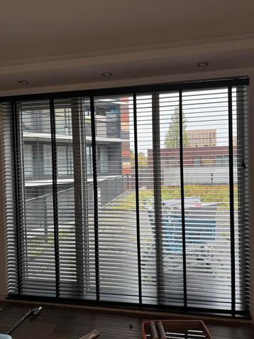 Veneta Jaloezie - Stijlvol en functioneel beschikbaar voor biedingen