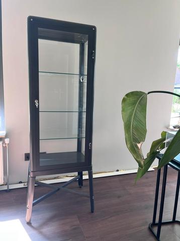 Fabrikör vitrinekast 57x150 + extra glasplaat beschikbaar voor biedingen