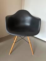 Eames Plastic Armchair RE DAW, Huis en Inrichting, Stoelen, Kunststof, Zwart, Ophalen of Verzenden, Zo goed als nieuw