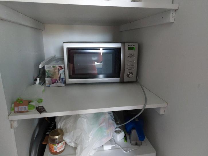 Sharp R-231 magnetron, Witgoed en Apparatuur, Magnetrons, Zo goed als nieuw, Vrijstaand, Magnetron, 45 tot 60 cm, Draaiplateau