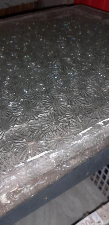 Melkglas, matglas, gewatteerde ruitjes met bloemmotief beschikbaar voor biedingen