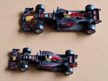 Red Bull. Formule 1. Modelauto.  1 : 32/1 : 43. 2 stuks. beschikbaar voor biedingen
