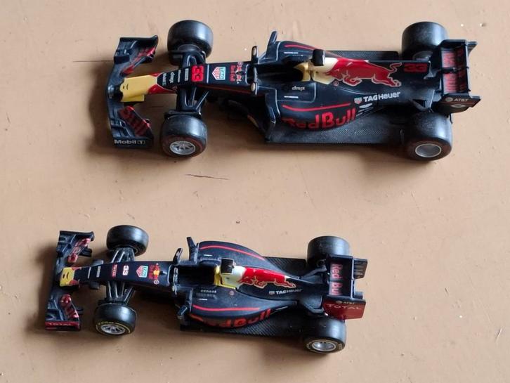 Red Bull. Formule 1. Modelauto.  1 : 32/1 : 43. 2 stuks., Verzamelen, Automerken, Motoren en Formule 1, Zo goed als nieuw, Formule 1