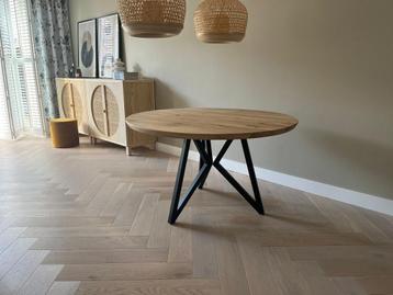 Ronde tafel van eikenhout beschikbaar voor biedingen