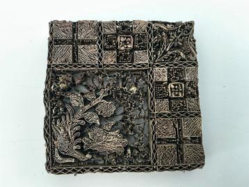 Collectie houten en metalen textiel stempels beschikbaar voor biedingen