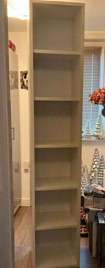 Witte houten kast (boekenkast) beschikbaar voor biedingen