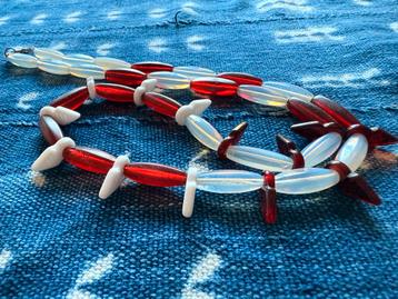 Vintage ketting rood/wit beschikbaar voor biedingen