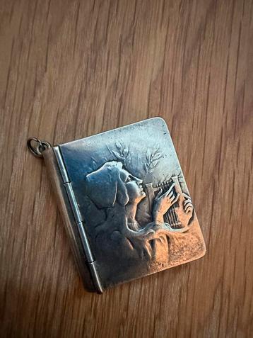 Antiek zilveren medaillon in boekvorm beschikbaar voor biedingen