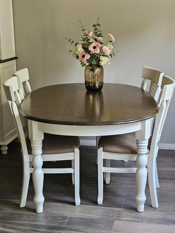 Landelijke eiken eetkamertafel met 4 stoelen beschikbaar voor biedingen
